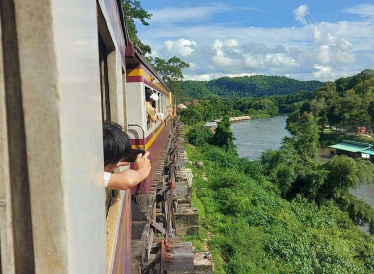 Check-in khung cửa sổ tàu khi đi du lịch Phan Thiết Du khách chụp ảnh qua cửa sổ tàu khi đi tour Phan Thiết bằng tàu hỏa